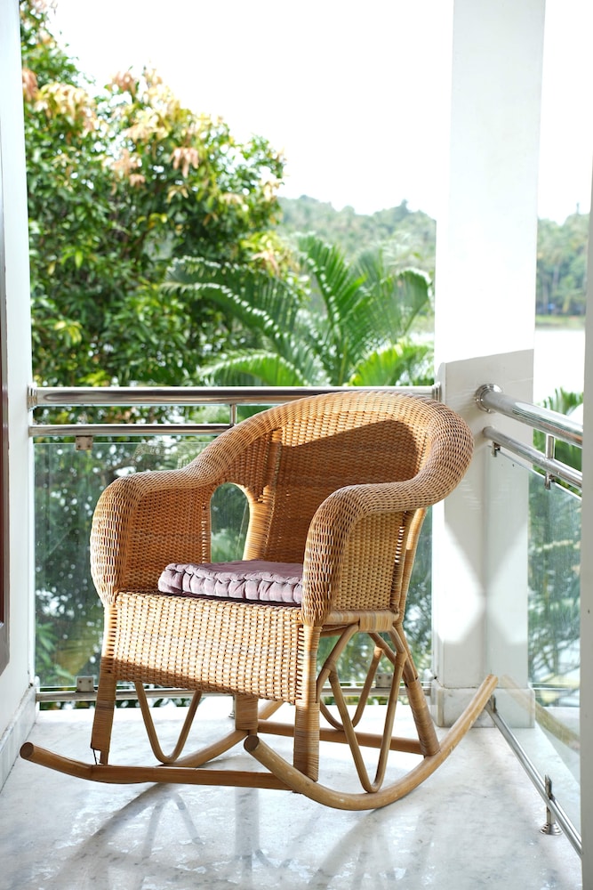 Deluxe Room, 1 King Bed, Balcony, River View photo 2