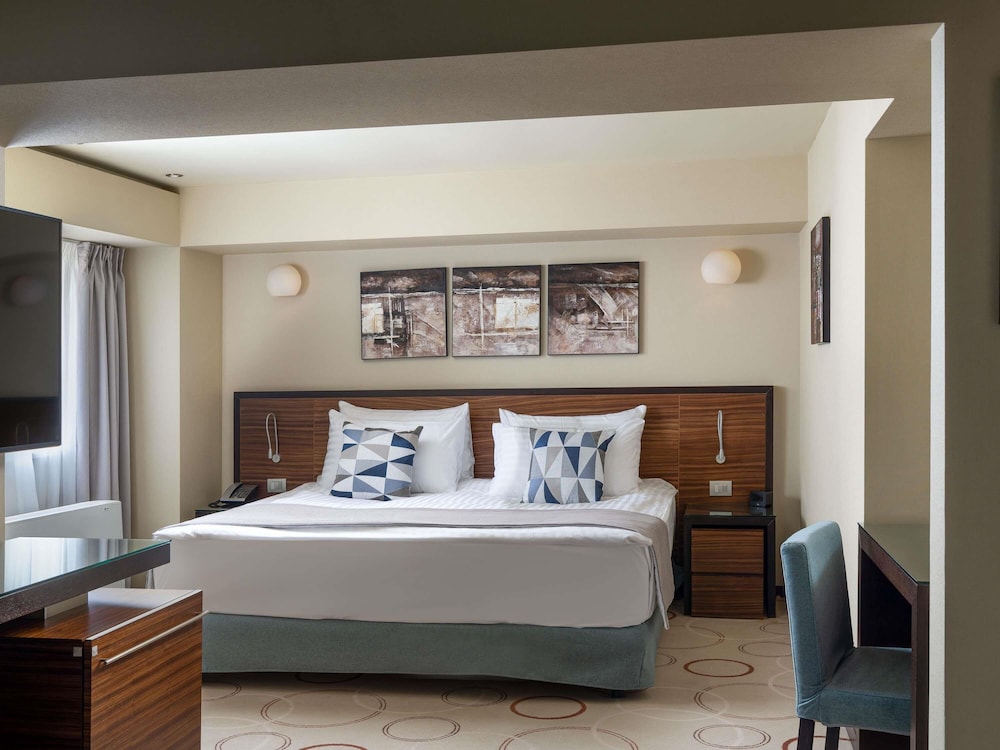 Executive Suite, 1 King Bed with Sofa bed photo 2