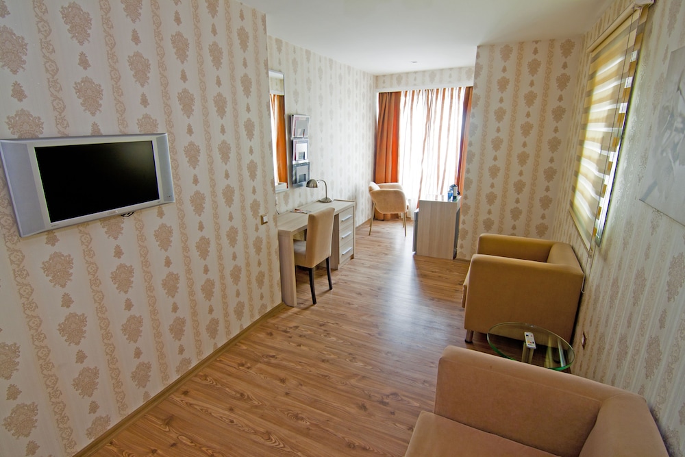 Suite, 1 Double Bed - Photo 16