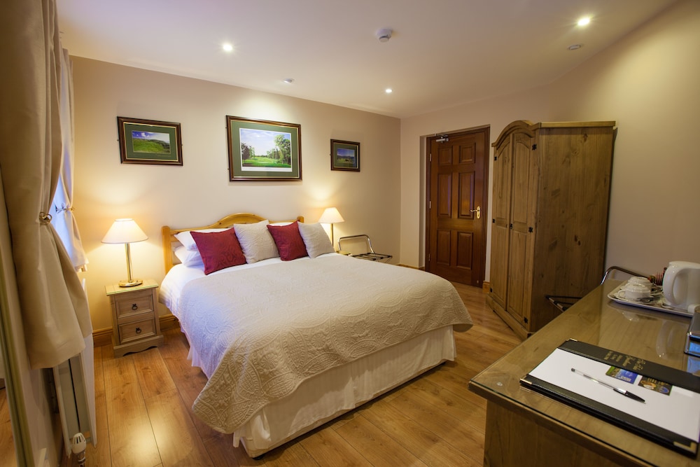 Deluxe Double Room Ensuite with Bath Garden View (Room 1) photo 1
