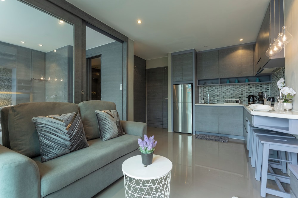 Basic Condo photo 2