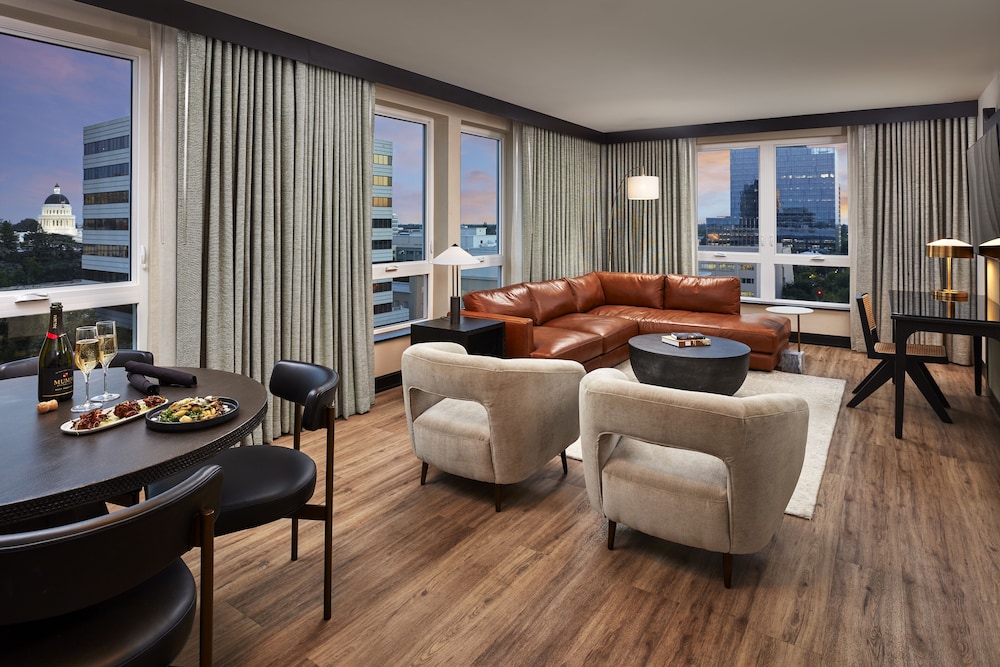 Suite, 1 King Bed (Capitol Dome View)