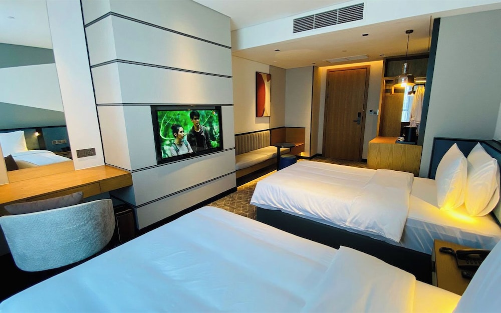 Deluxe Twin Room, City View - Photo 4