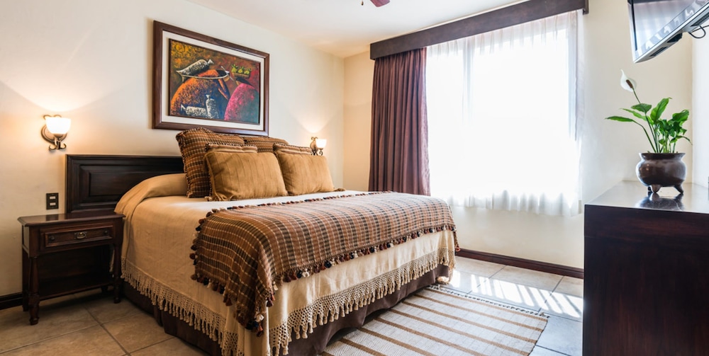 Superior Room, 1 King Bed (Suite) - Photo 4