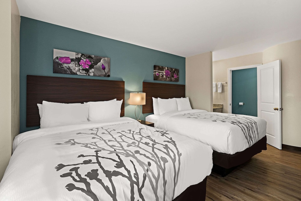 Standard Room, 2 Queen Beds, Non Smoking - Photo 5