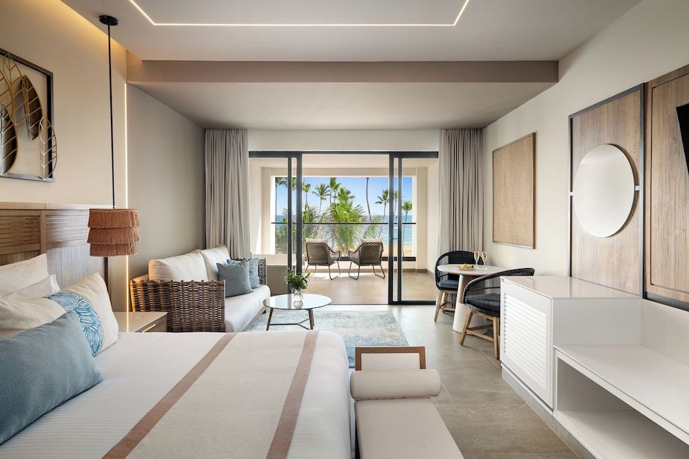Preferred Club Jr. Suite Ocean Front King