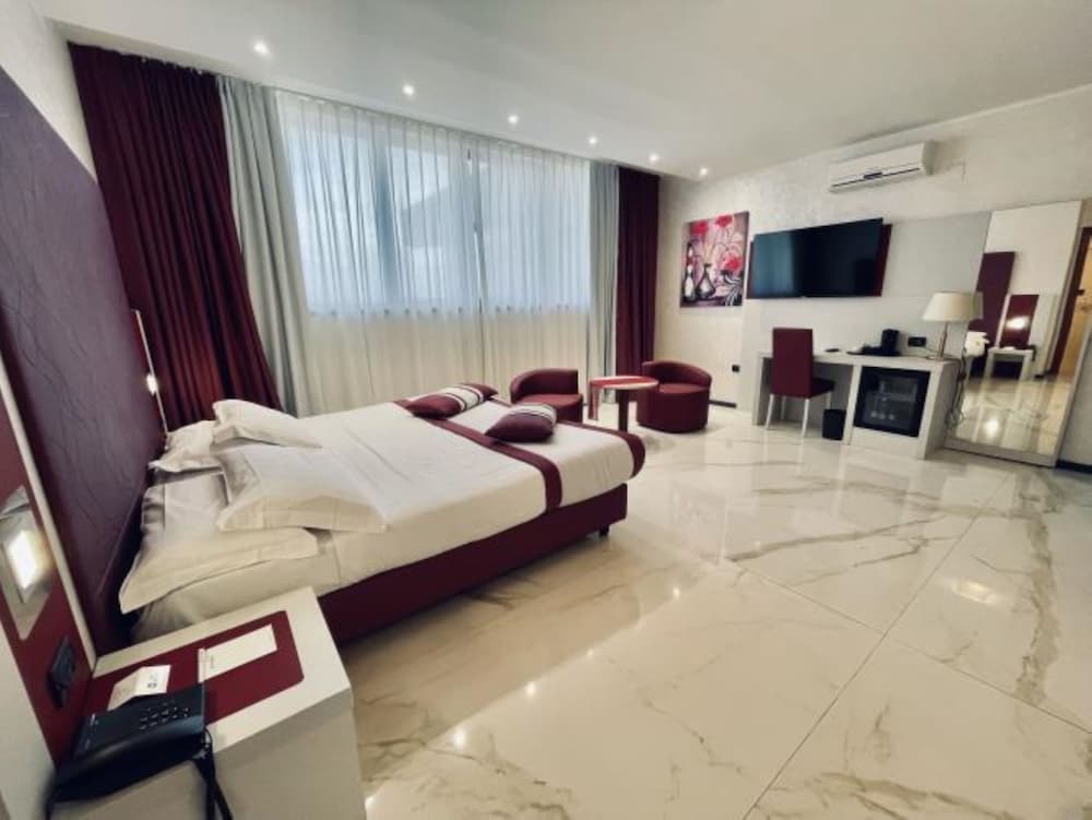 Suite, 1 King Bed, Jetted Tub - Photo 8