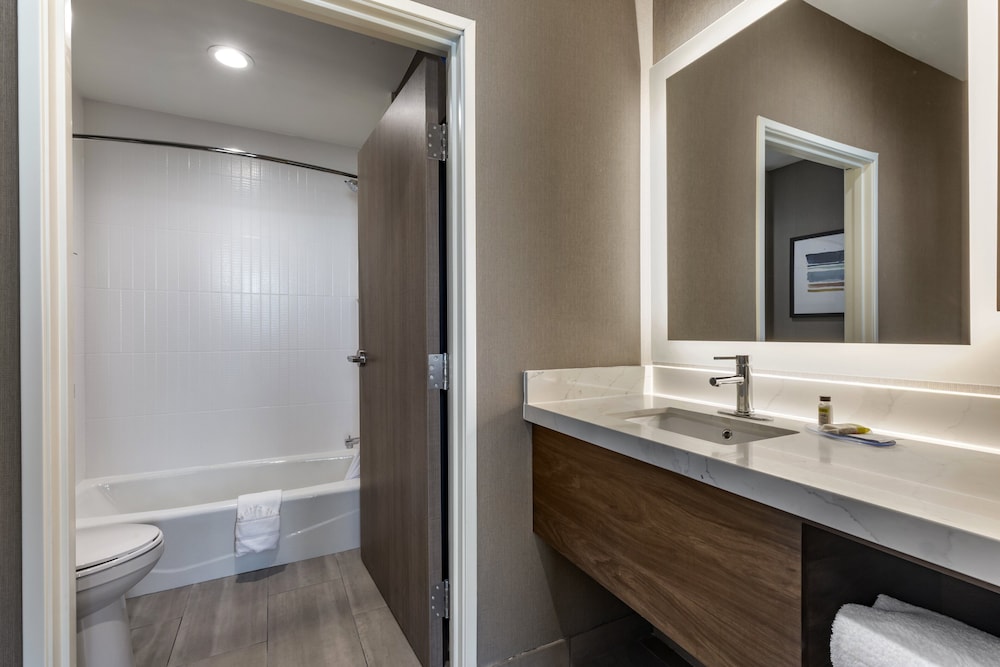 Suite, 1 Bedroom, Kitchen - Photo 6
