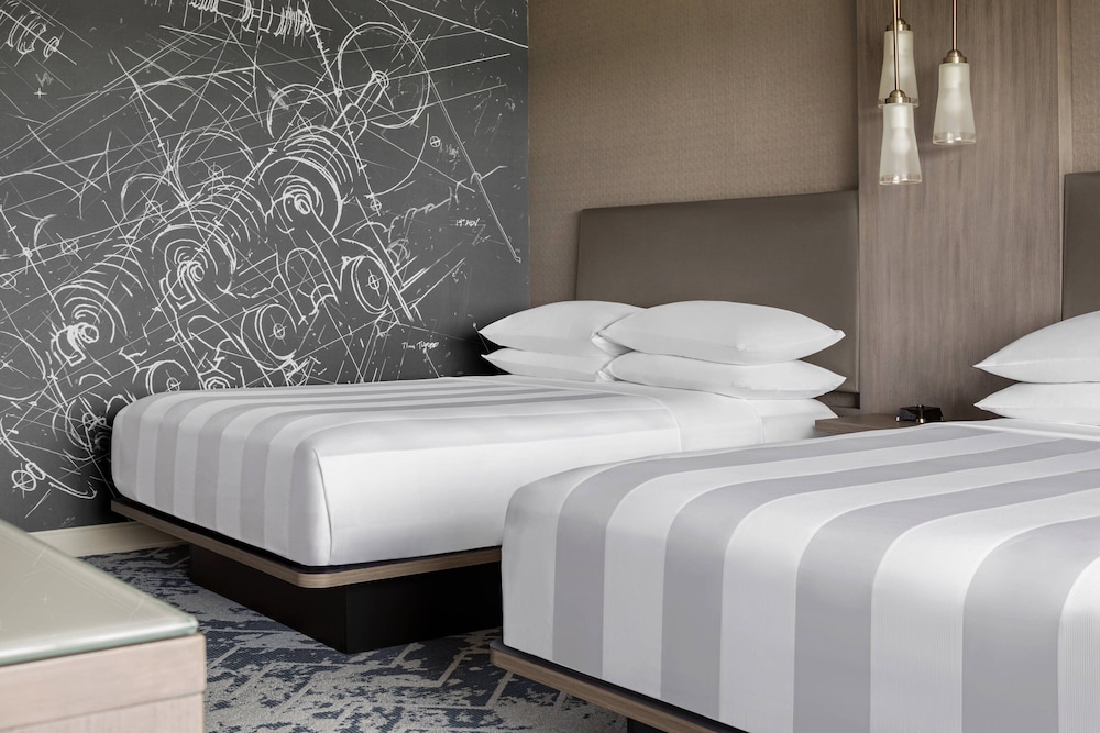 Room, 2 Queen Beds, Lake View - Photo 4