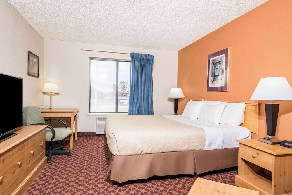 Standard Room, 1 King Bed, Non Smoking (Microwave & Fridge) - Photo 1
