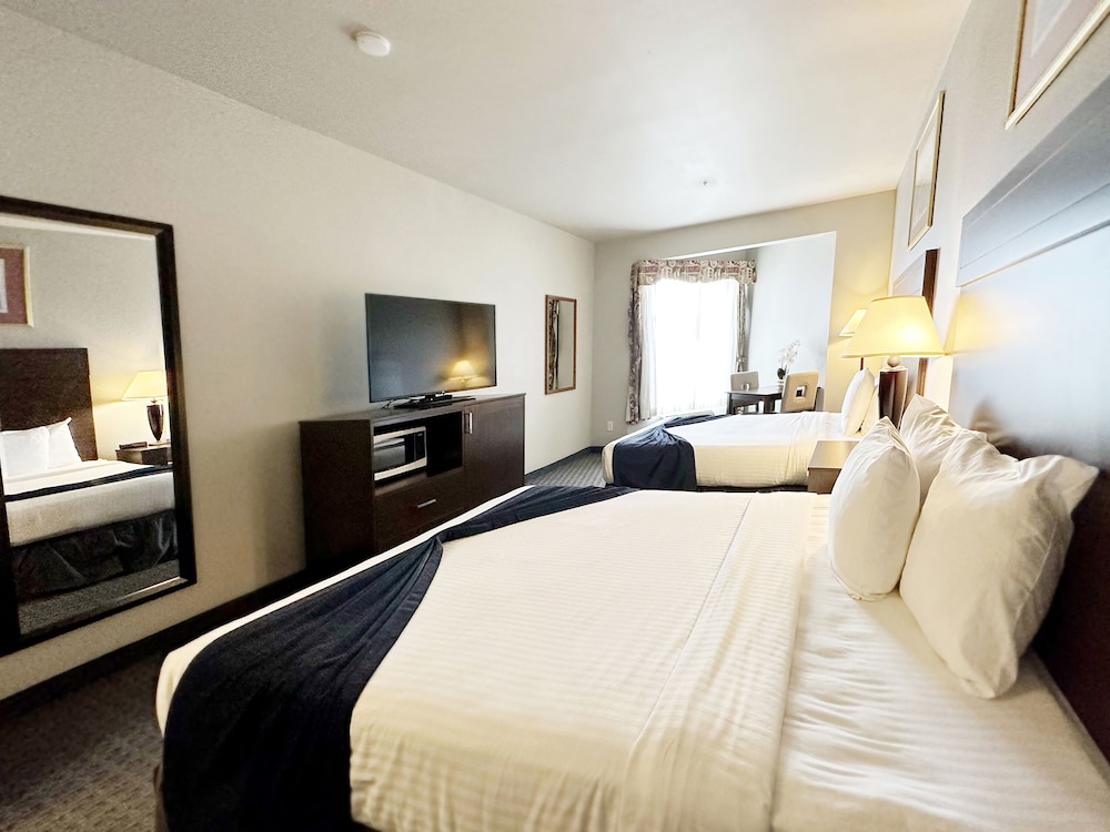 Queen Room with Two Queen Beds photo 2