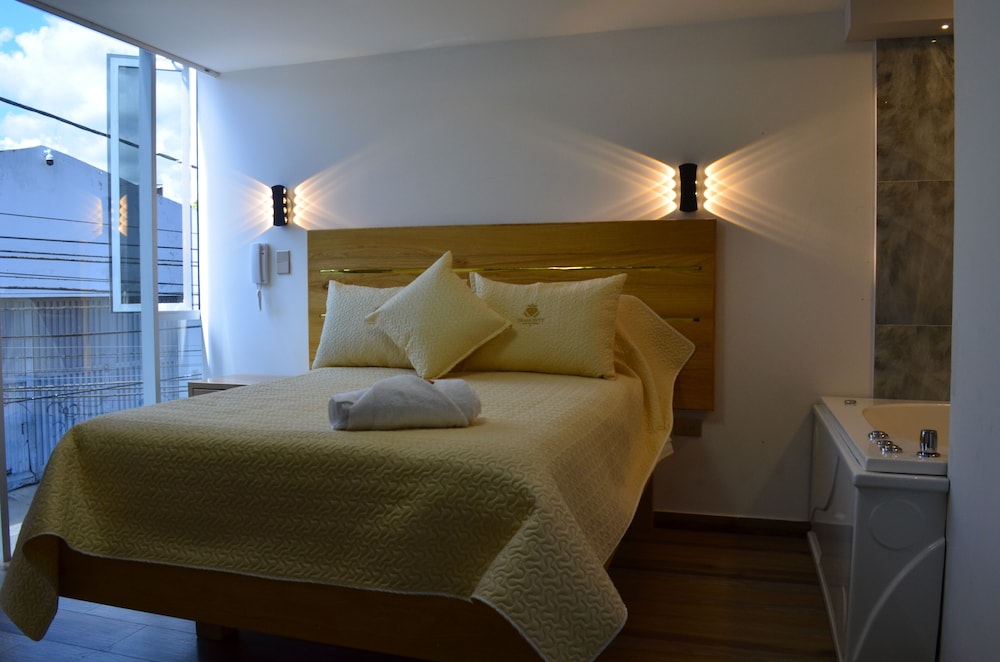 Deluxe Room, 1 Queen Bed photo 2