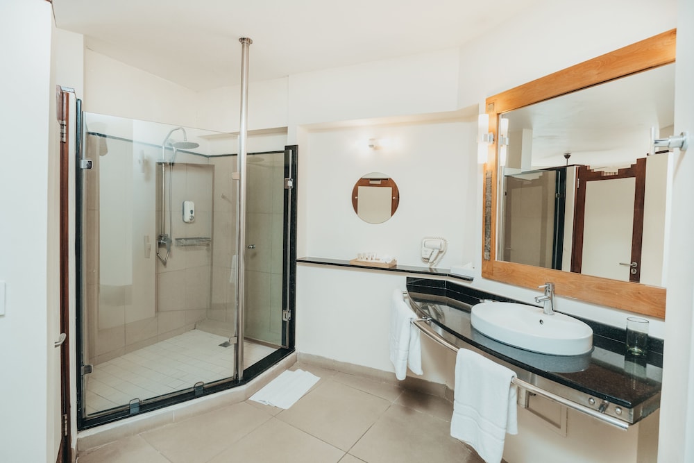 Deluxe Room, 1 King Bed with Sofa bed (Deluxe Sea View Room) - Photo 4