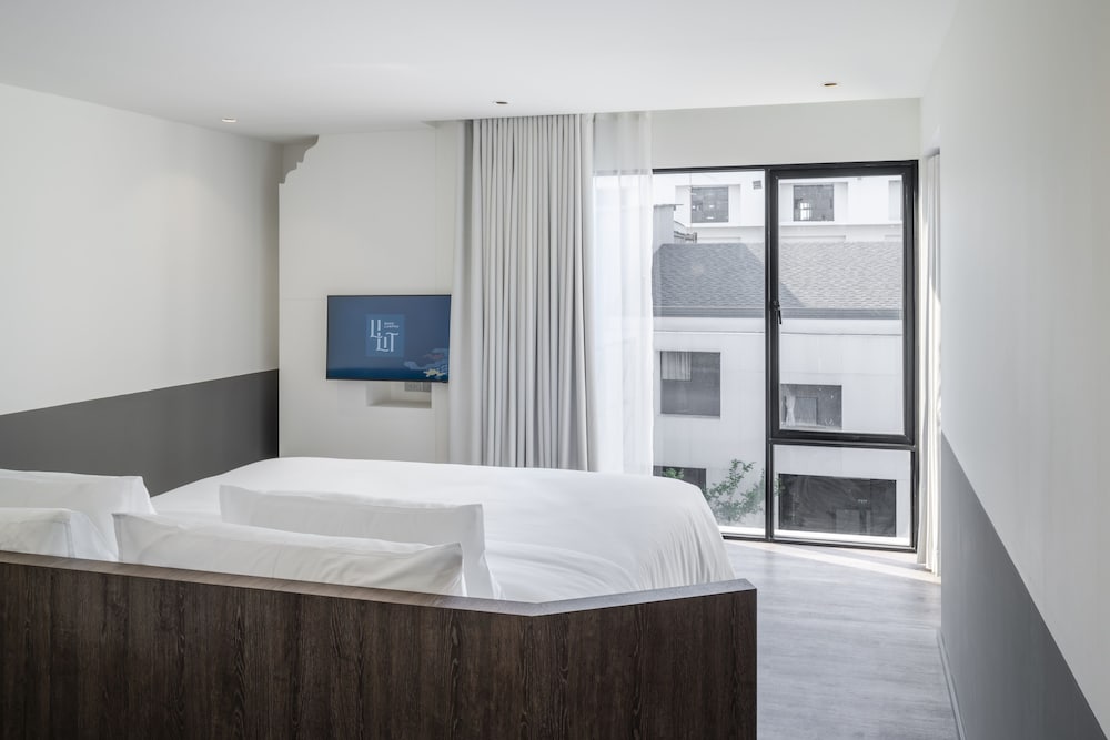 Superior Studio Suite, Pool View photo 3