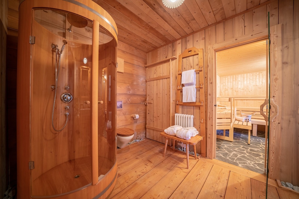 Luxury Chalet, 2 Bedrooms, Hot Tub, Mountain View photo 3