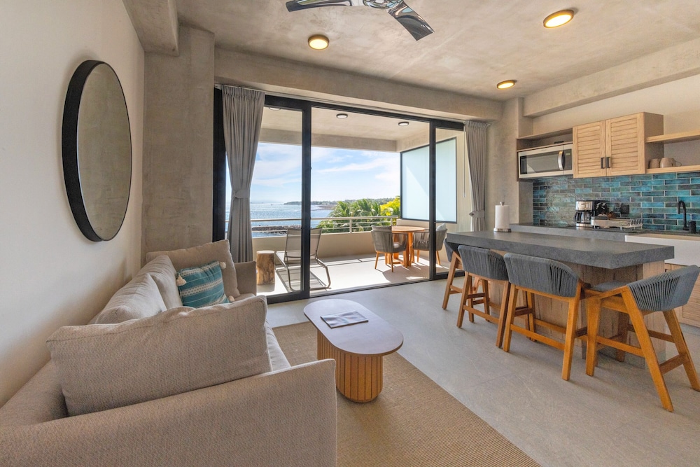 Comfort Condo, 1 Bedroom, Beach View 303