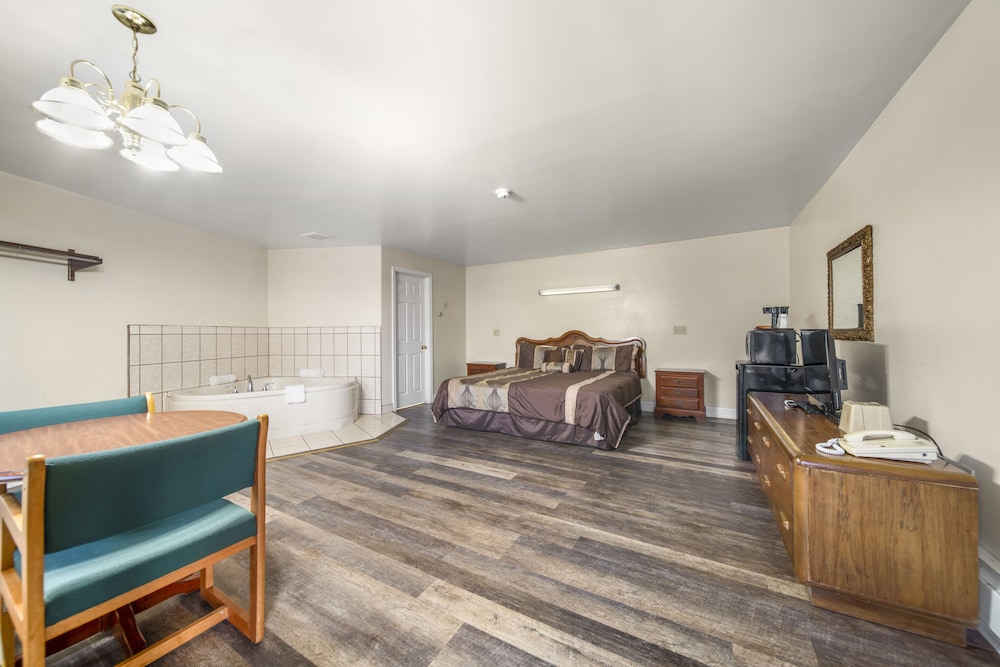 Honeymoon Suite, 1 King Bed, Jetted Tub photo 1