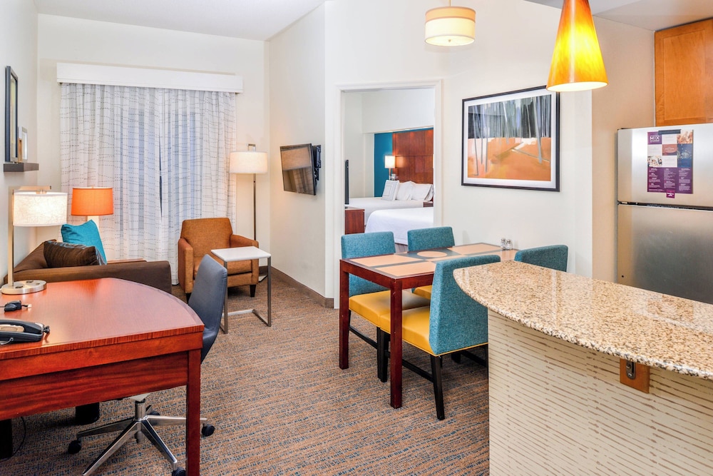 Suite, 1 Bedroom - Photo 1