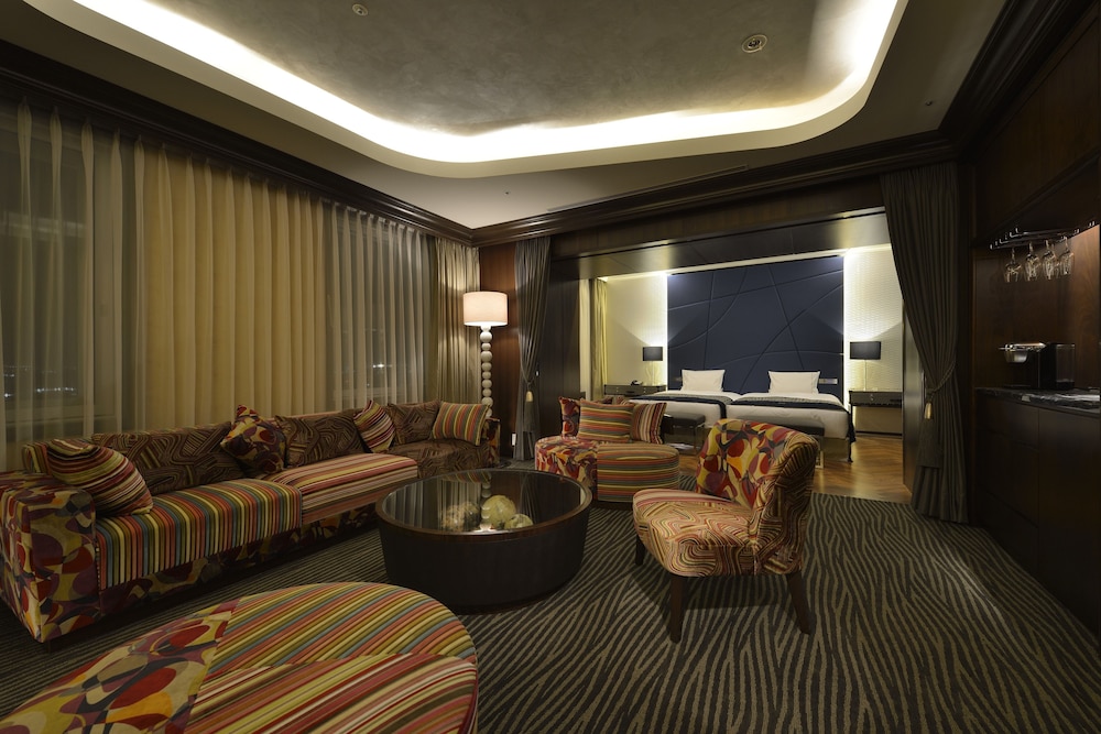 Suite - Photo 1
