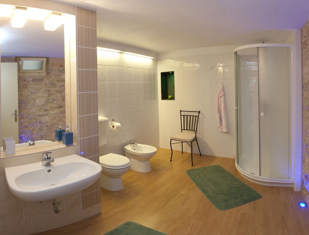 House, 2 Bedrooms photo 3