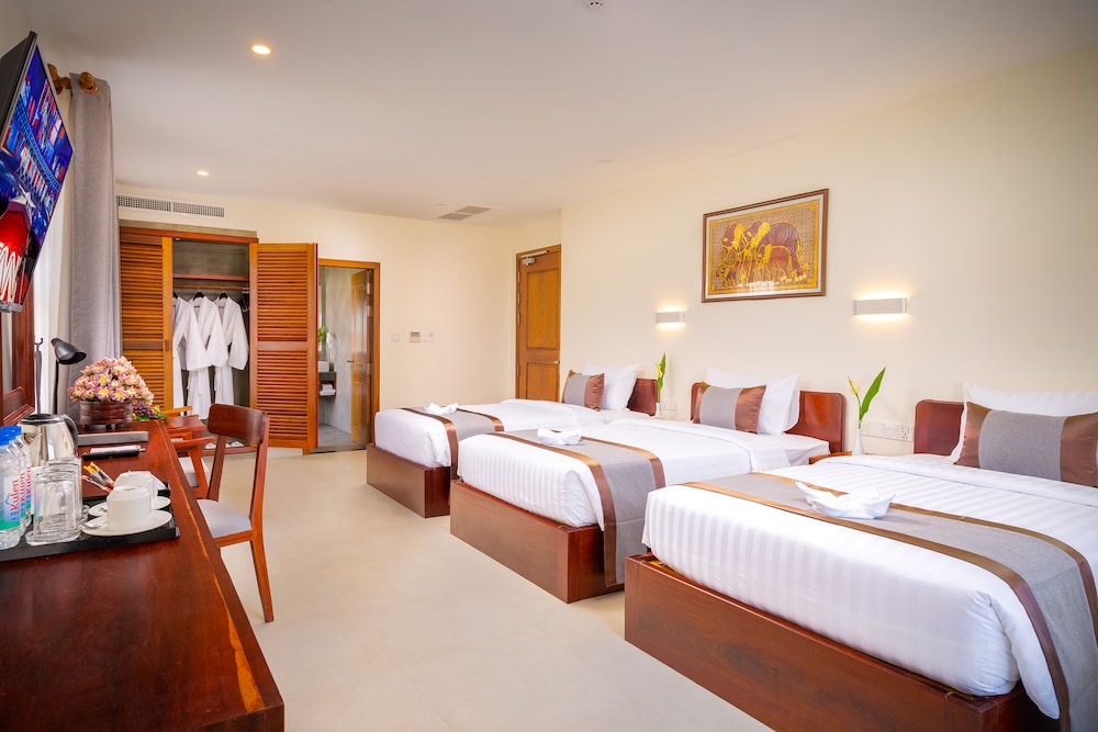 Deluxe Triple with Balcony - Photo 15