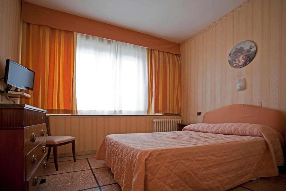 Economy Room - Photo 10