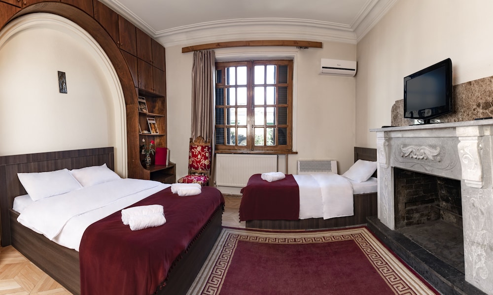 Luxury Triple Room, Multiple Beds, Fireplace, Garden View