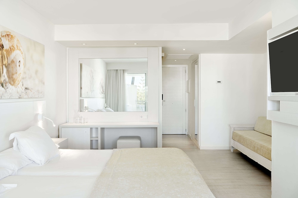 Habitación Triple con vista a la piscina (3 adultos)
