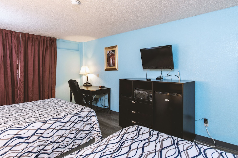 2 Queen Bed Suite Smoking photo 2