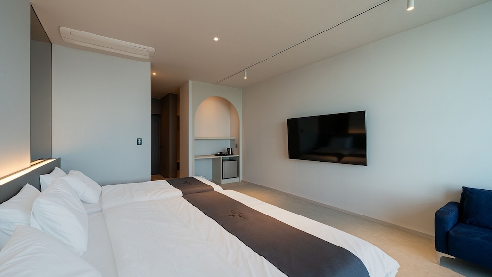 K. Standard Twin Room, Bathtub, Ocean View photo 2