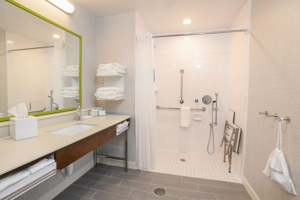 Suite, 1 King Bed, Accessible - Photo 6