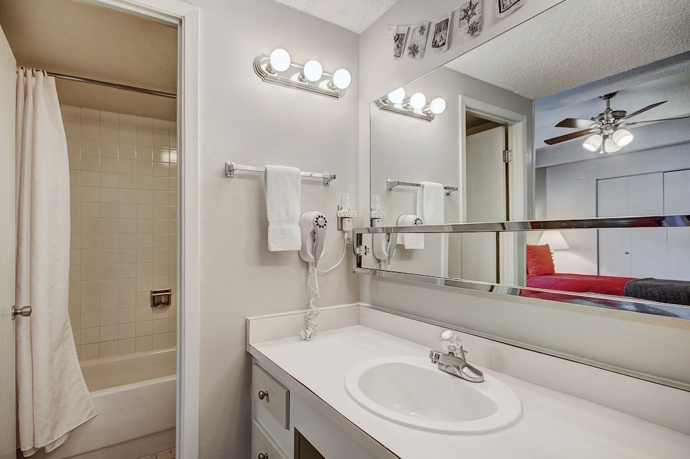 Condo, 2 Bedrooms photo 3