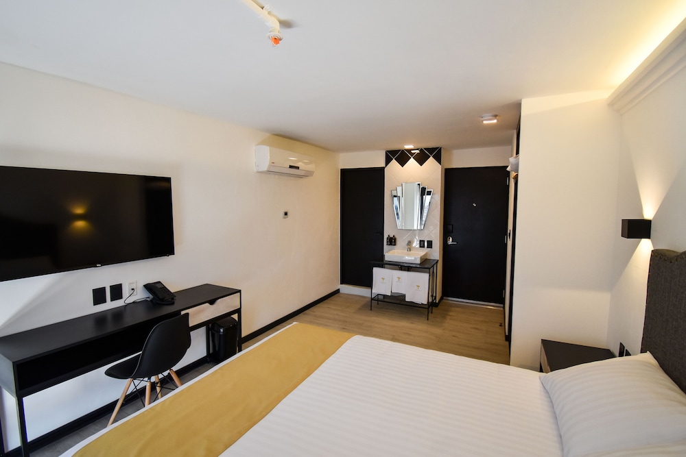 Room, 1 Queen Bed, Balcony photo 1
