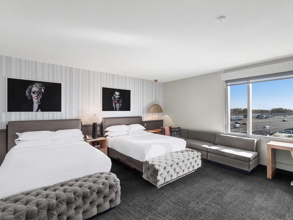 Room, 2 Queen Beds, Corner