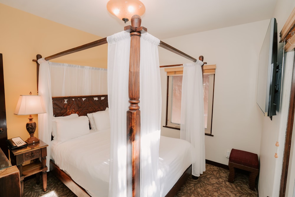 Deluxe Room, Multiple Beds - Photo 2