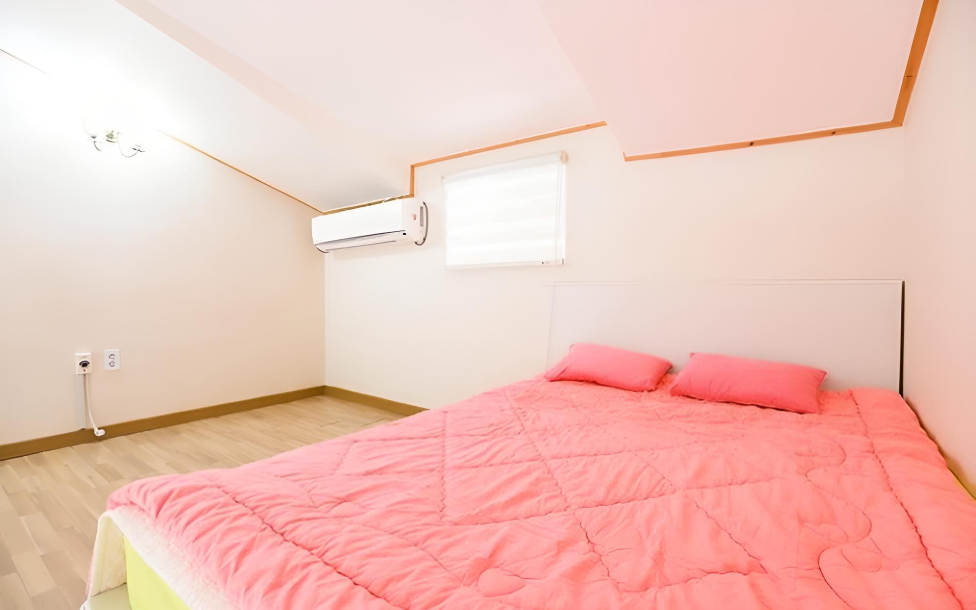 Room (Pine Room)