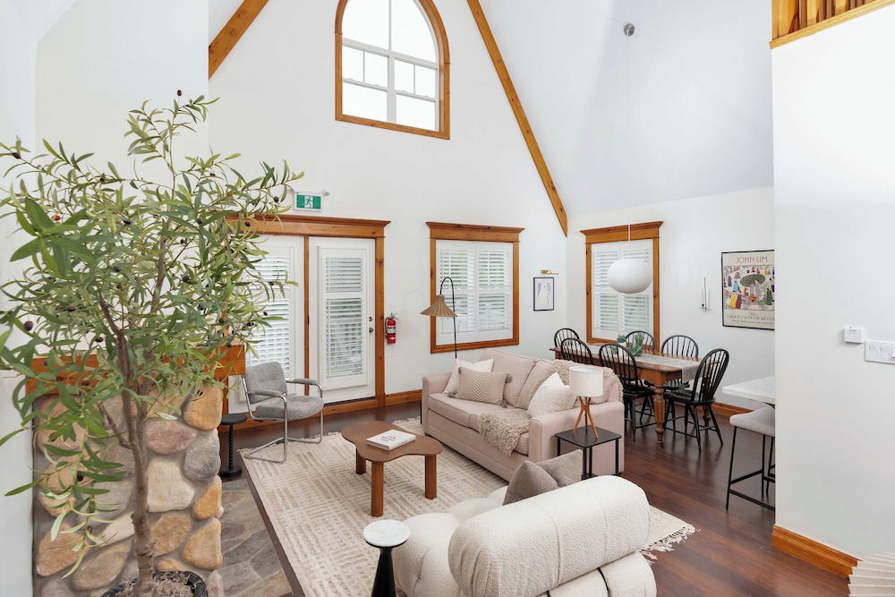 Design Townhome, 2 Bedrooms (209 Snowbridge - Pet Friendly) photo 1