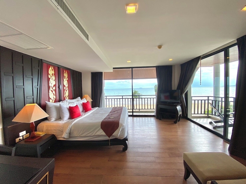 Royal Suite, Jetted Tub, Beachfront photo 1