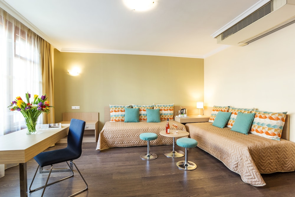 Suite, 1 Bedroom - Photo 4