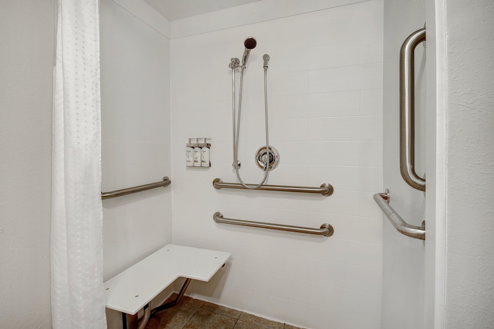 Standard Room, 1 Queen Bed, Accessible (Communications, Roll-In Shower) - Photo 6