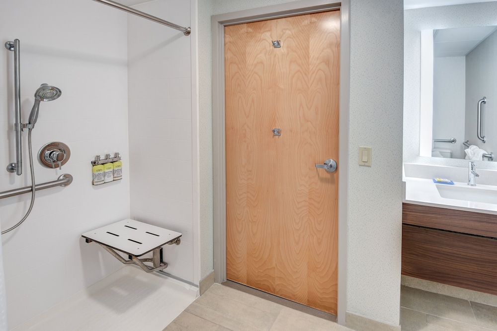 Suite, 1 Double Bed, Roll-in Shower (Mobility, Roll-In Shower) - Photo 7