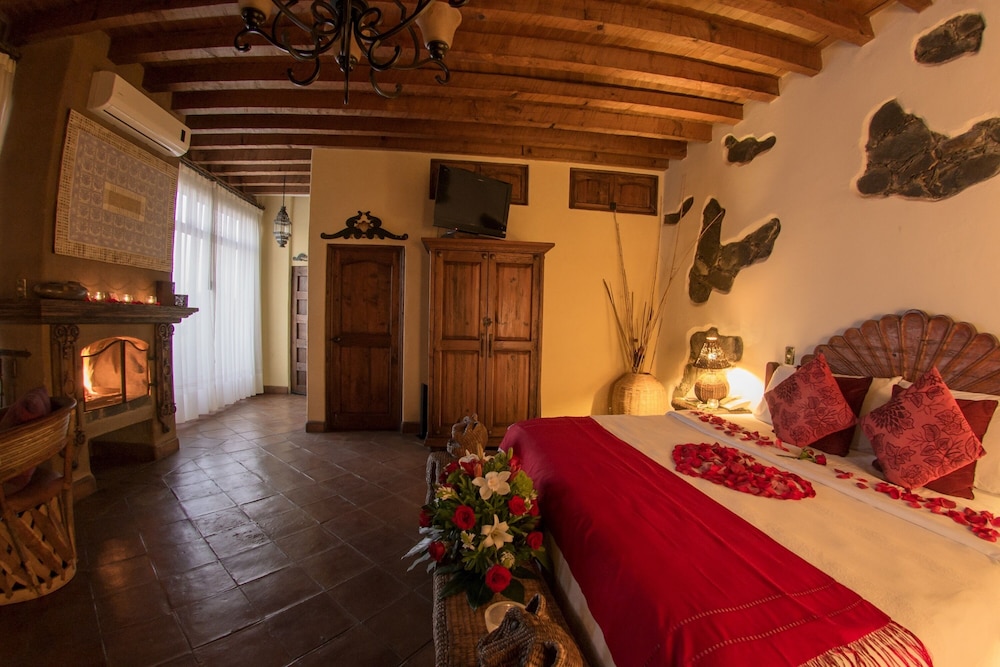 Master suite, 1 king bed photo 1