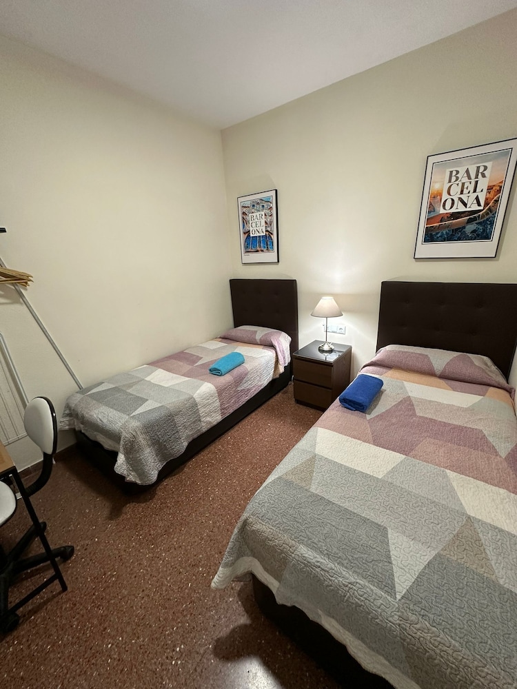 Twin Room, Shared Bathroom photo 3