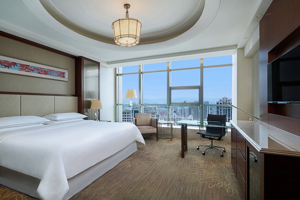 Club Room, 1 King Bed, City View photo 1