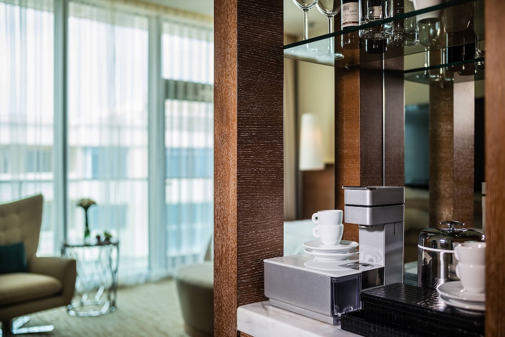 Executive Room, 1 King Bed, City View (Corner) - Photo 4