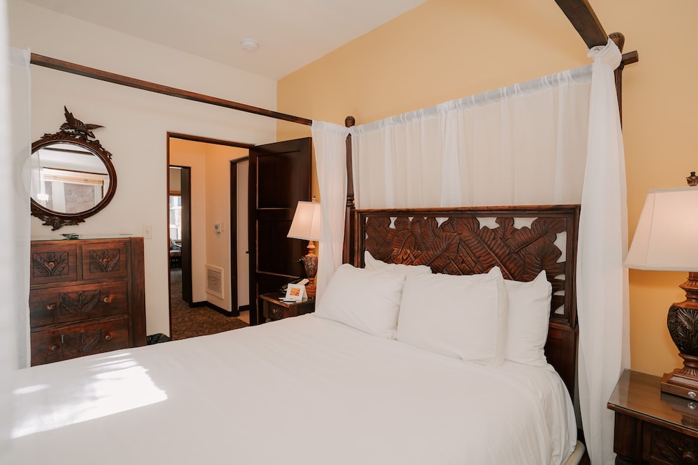 Deluxe Room, Multiple Beds - Photo 1