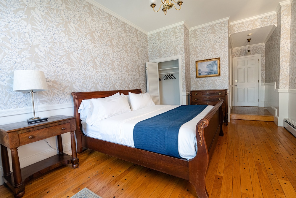 Premium Room, 1 King Bed, Balcony, Garden View photo 3