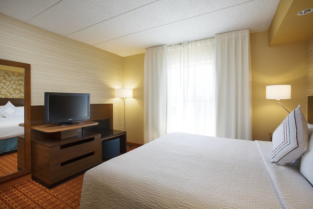 Junior Suite, 1 King Bed with Sofa bed at Fairfield Inn & Suites Chicago Midway Airport in Bedford Park