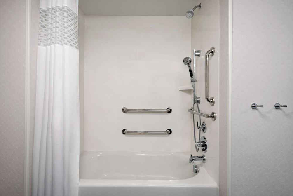 Room, 1 King Bed, Accessible, Bathtub photo 3