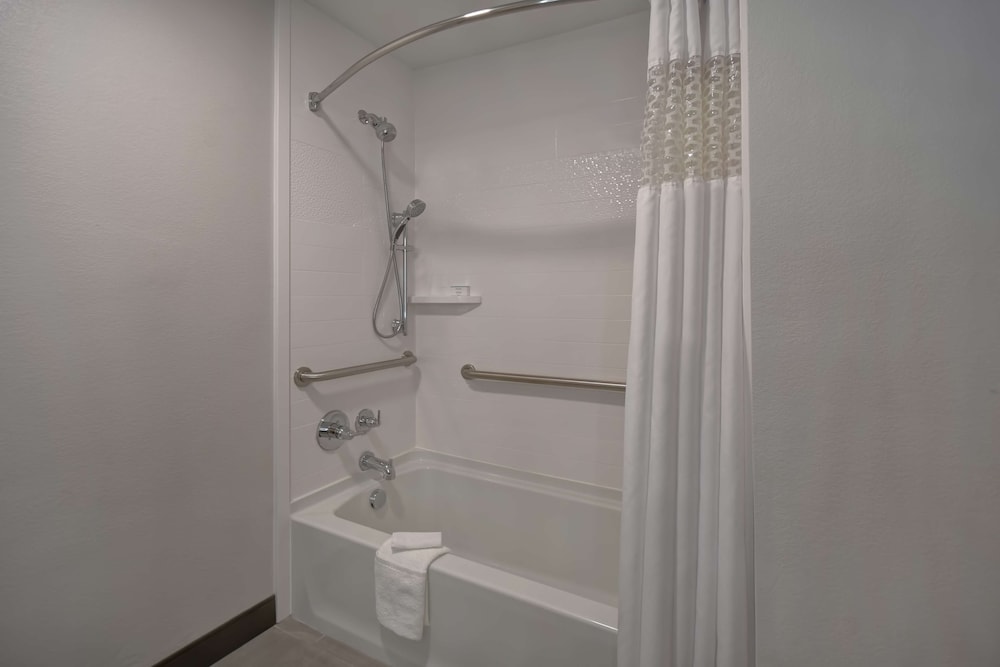 Room, 2 Queen Beds, Accessible, Non Smoking - Photo 4